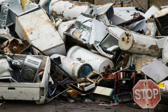 dei rifiuti e elettrodomestici in una discarica