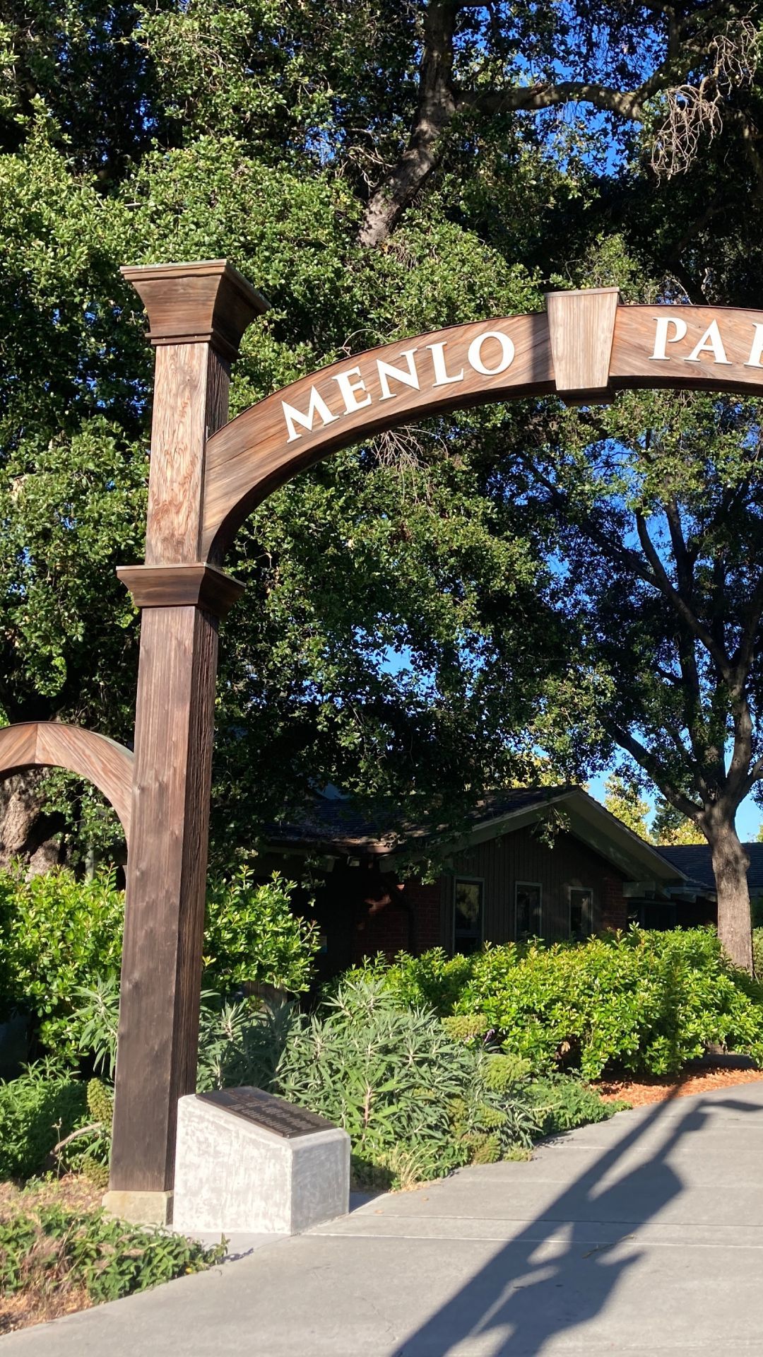 A wooden archway with the words menlo park on it