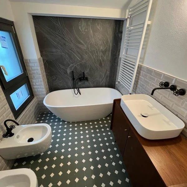 Un bagno con vasca, lavandino e bidet