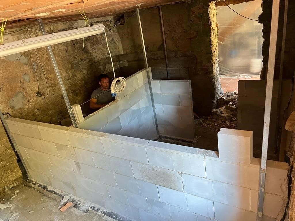 Un uomo è in piedi in un buco nel muro.