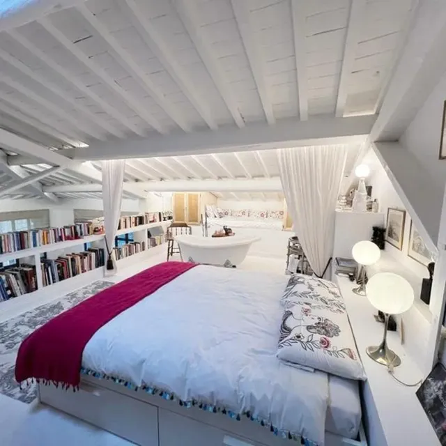 Una camera da letto con un letto grande e una vasca da bagno
