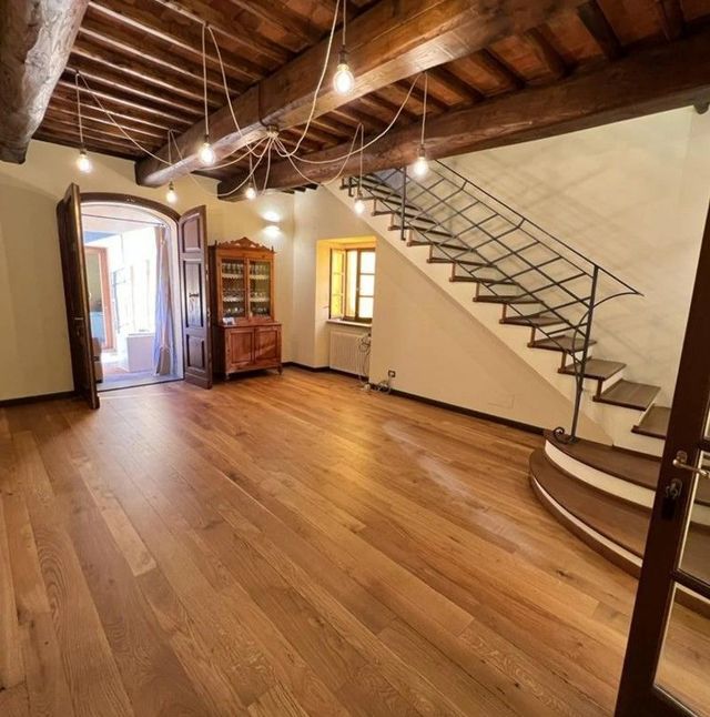 Una stanza vuota con una scala che porta al secondo piano