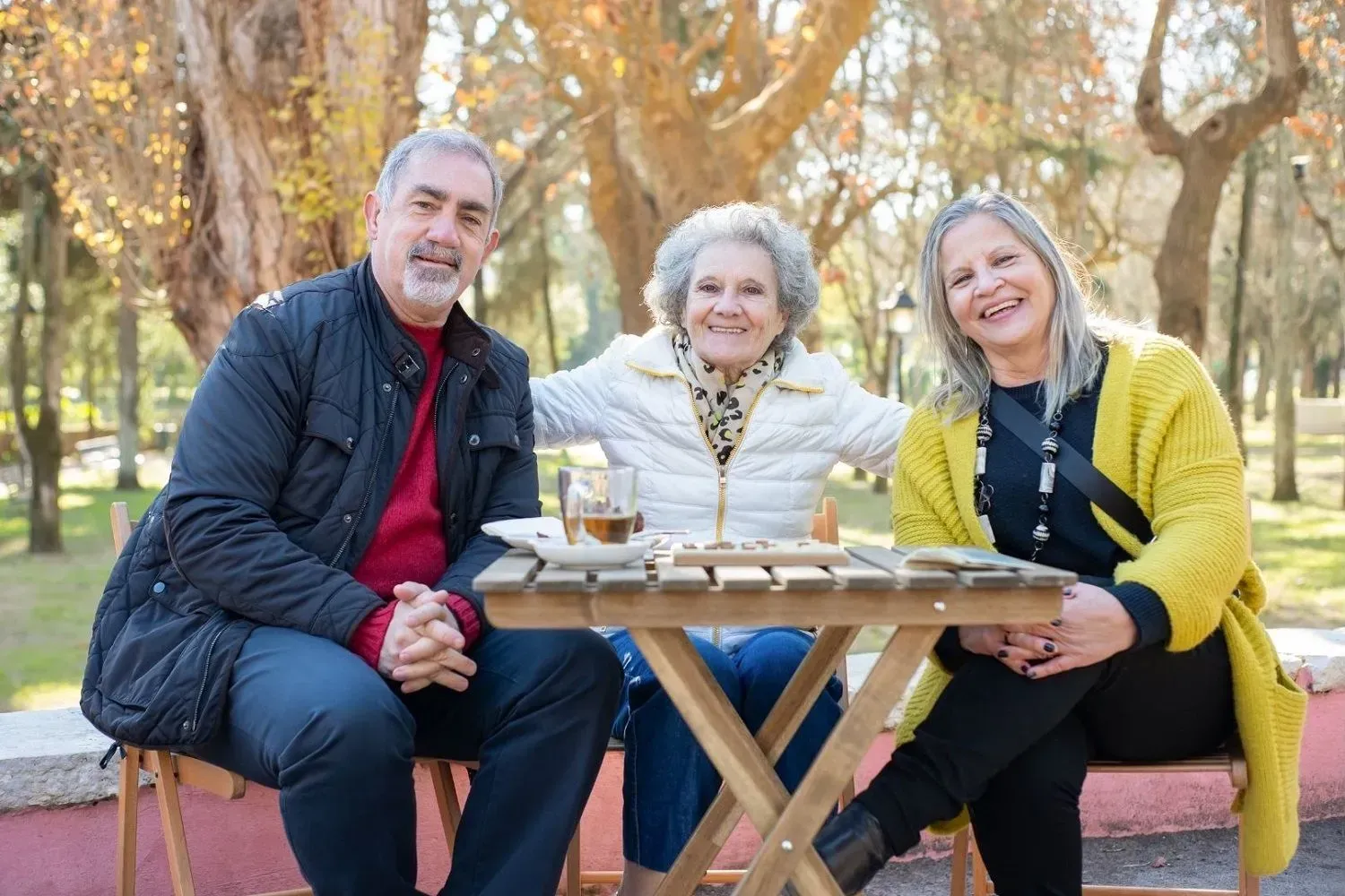 senioren zitten aan talel bij hun luxy tiny house