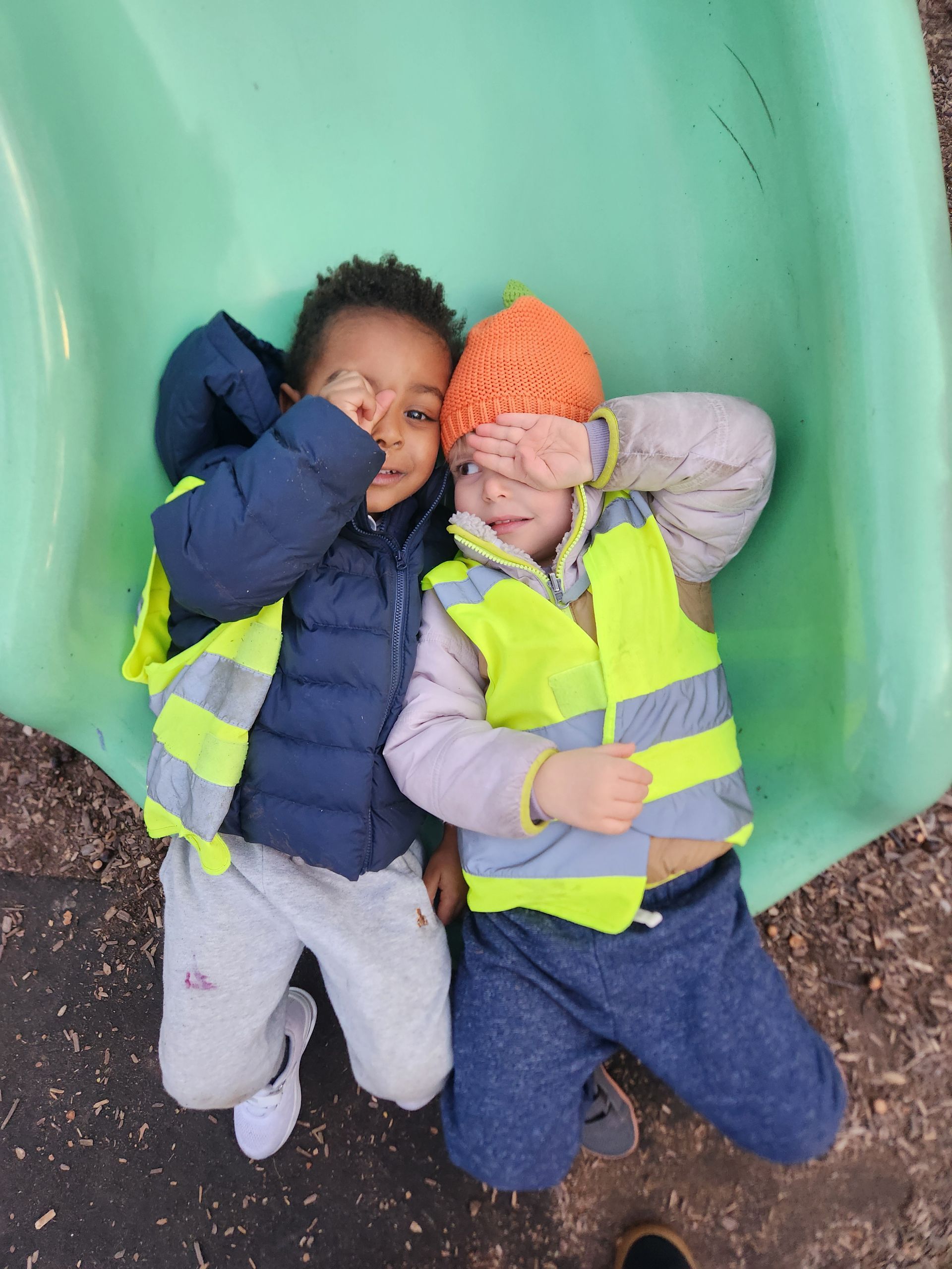 Two montessori child working togheter in the classroom