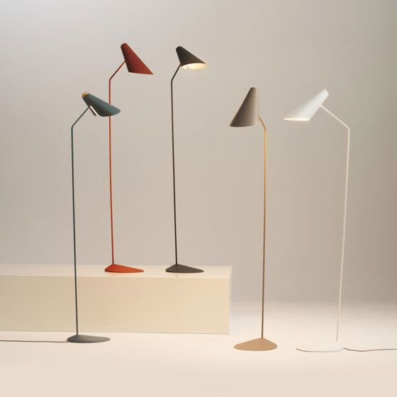 Cinco lámparas de pie modernas y minimalistas con pantallas cónicas en varios colores mate, colocadas sobre una superficie lisa.