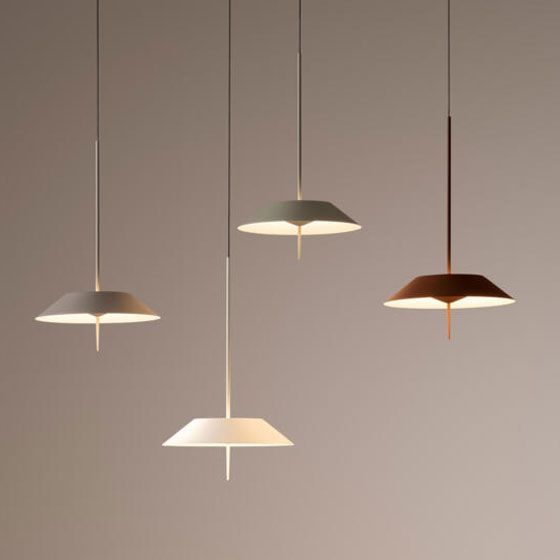 Cuatro modernas lámparas colgantes en gris, blanco, verde y marrón, con amplias pantallas cónicas y tallos metálicos verticales.