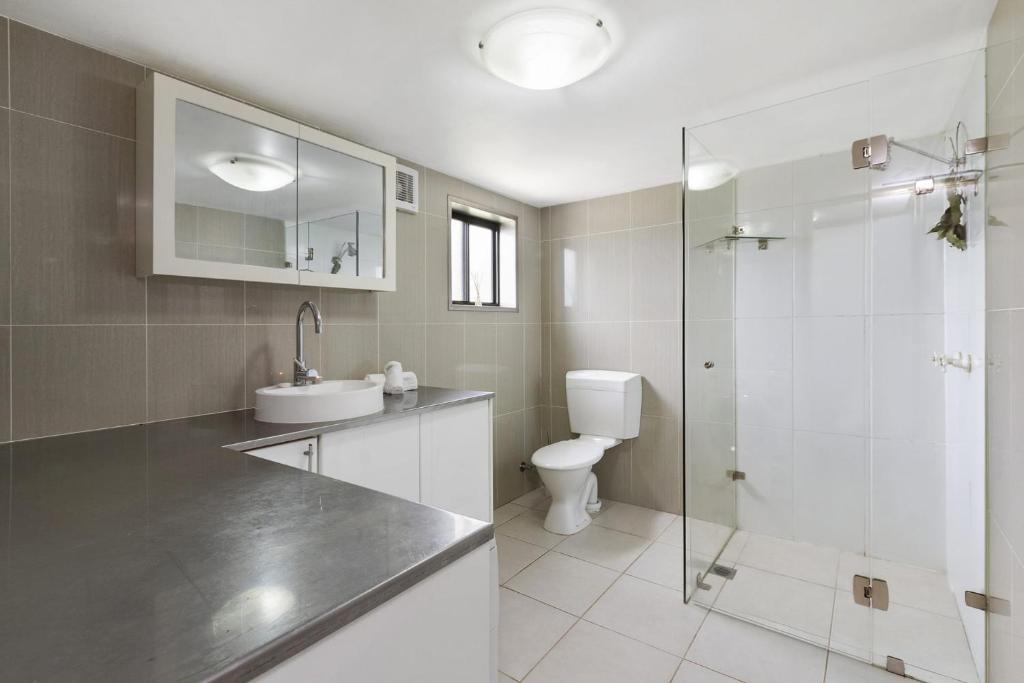 Modern White Bathroom — Guest House In Bilpin, NSW