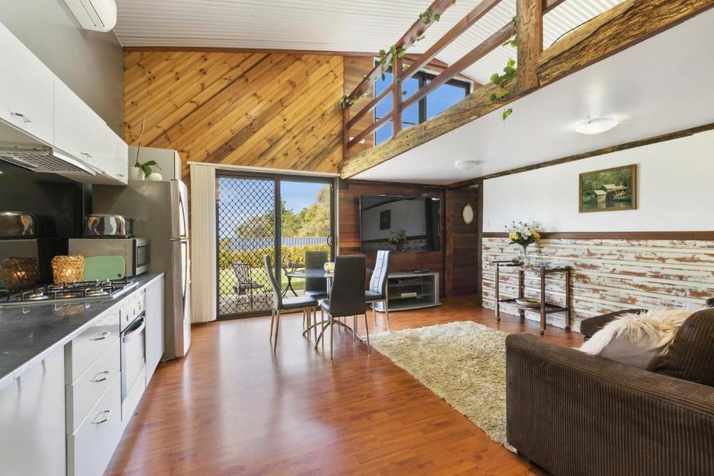 Evergreen Lodge Kitchen & Dining Area — Guest House In Bilpin, NSW