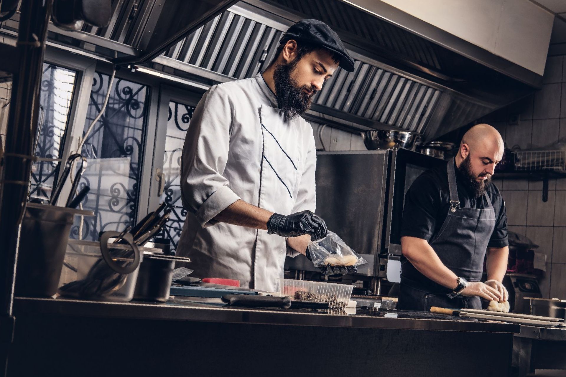 Due chef stanno preparando il cibo nella cucina di un ristorante.