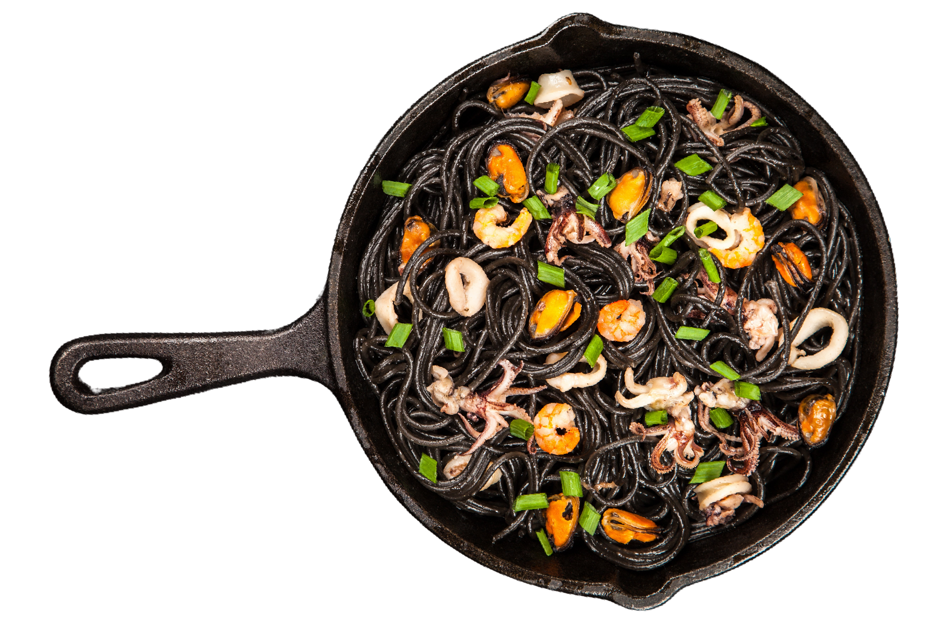 Una padella piena di tagliatelle e frutti di mare su sfondo bianco.