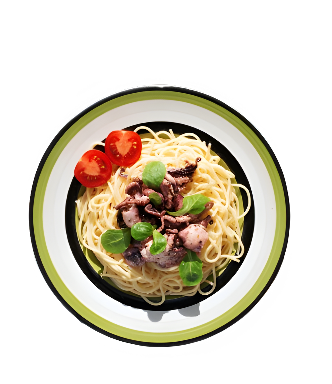 Un piatto di spaghetti con polpo e pomodori su sfondo bianco