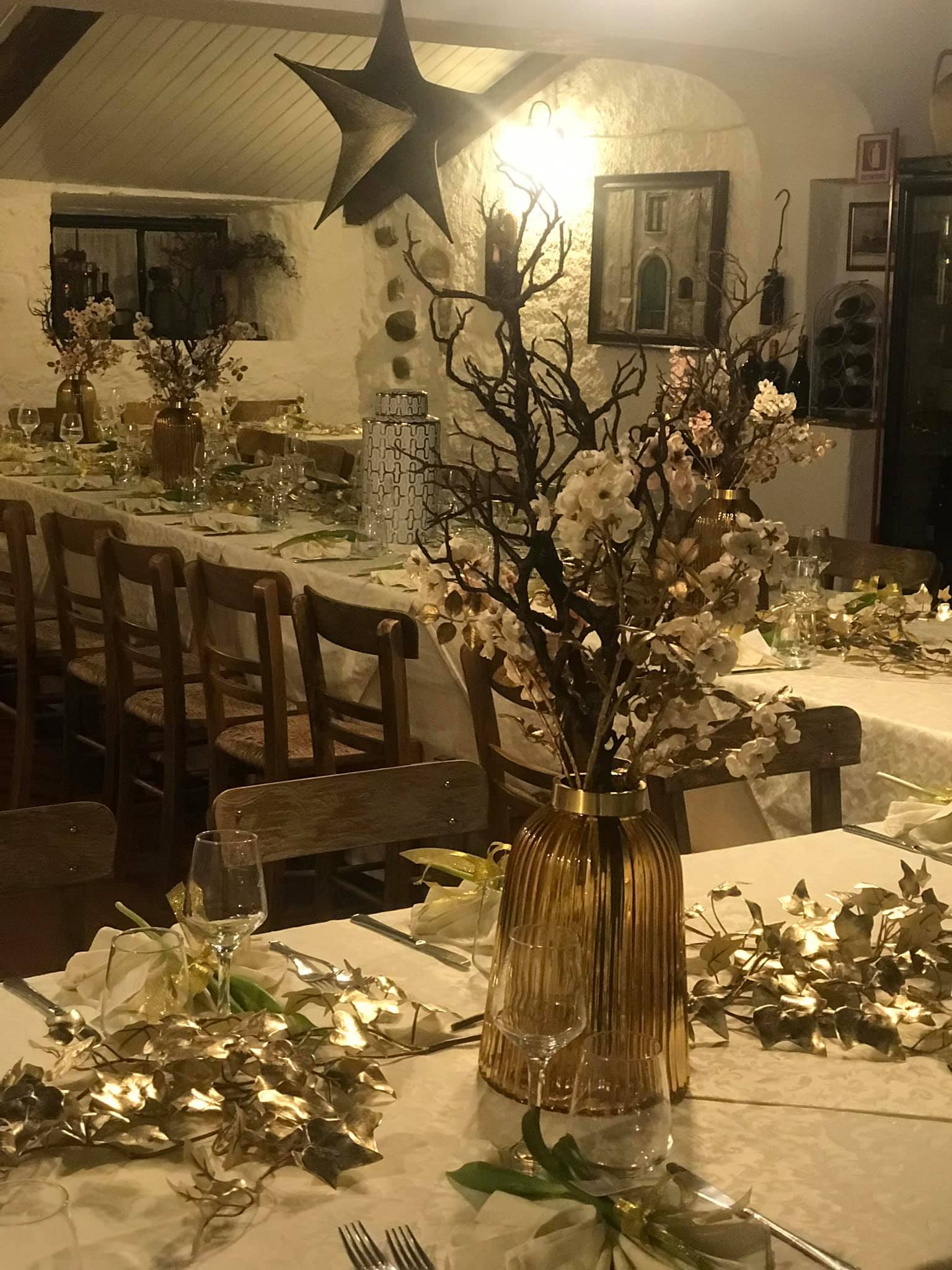 tavolo addobbato con uno stile elegante