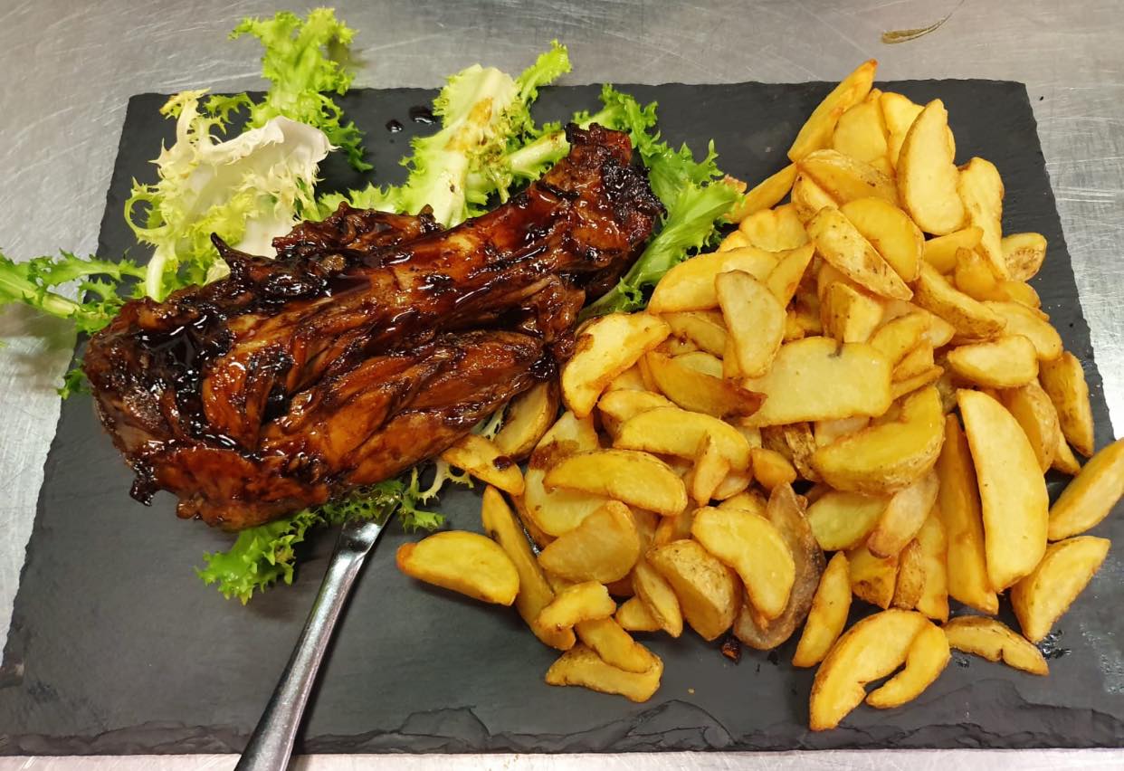 secondo di carne con chips di patate