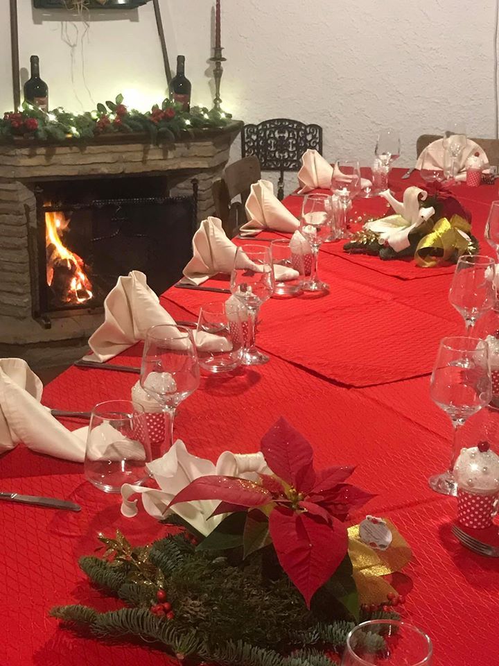 tavolo addobbato per natale con camino acceso