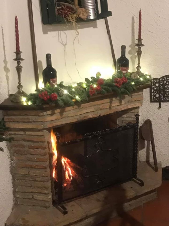 camino addobbato durante le festività di natale