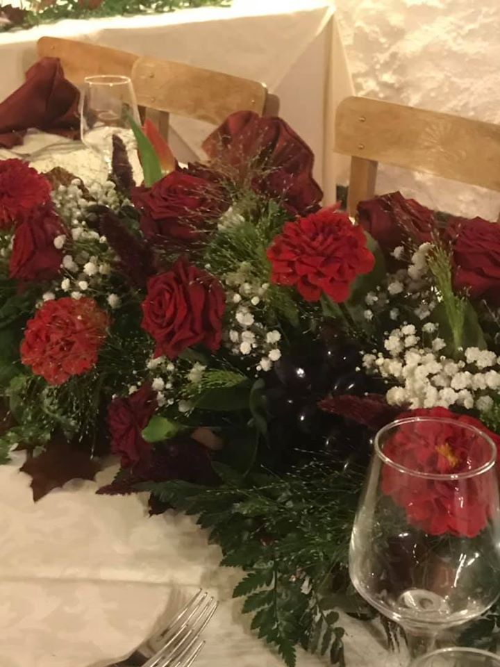 composizione di fiori con rose rosse