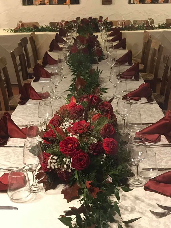 banchetto addobbato per trattenimento con fiori