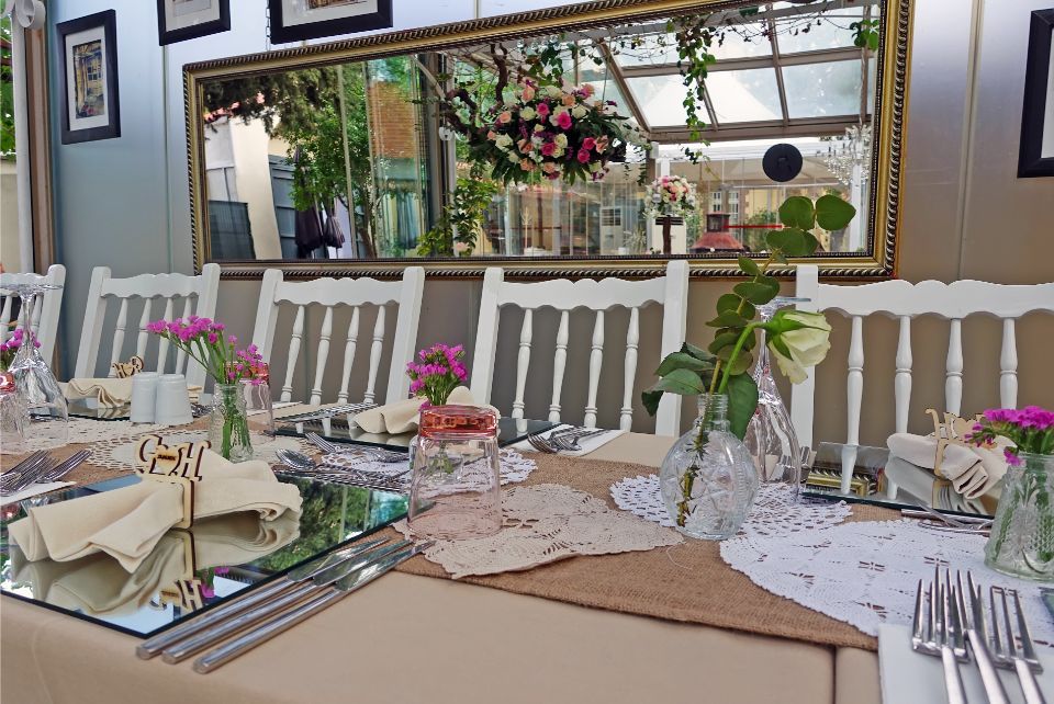 tavoli esterni addobbati per trattenimento