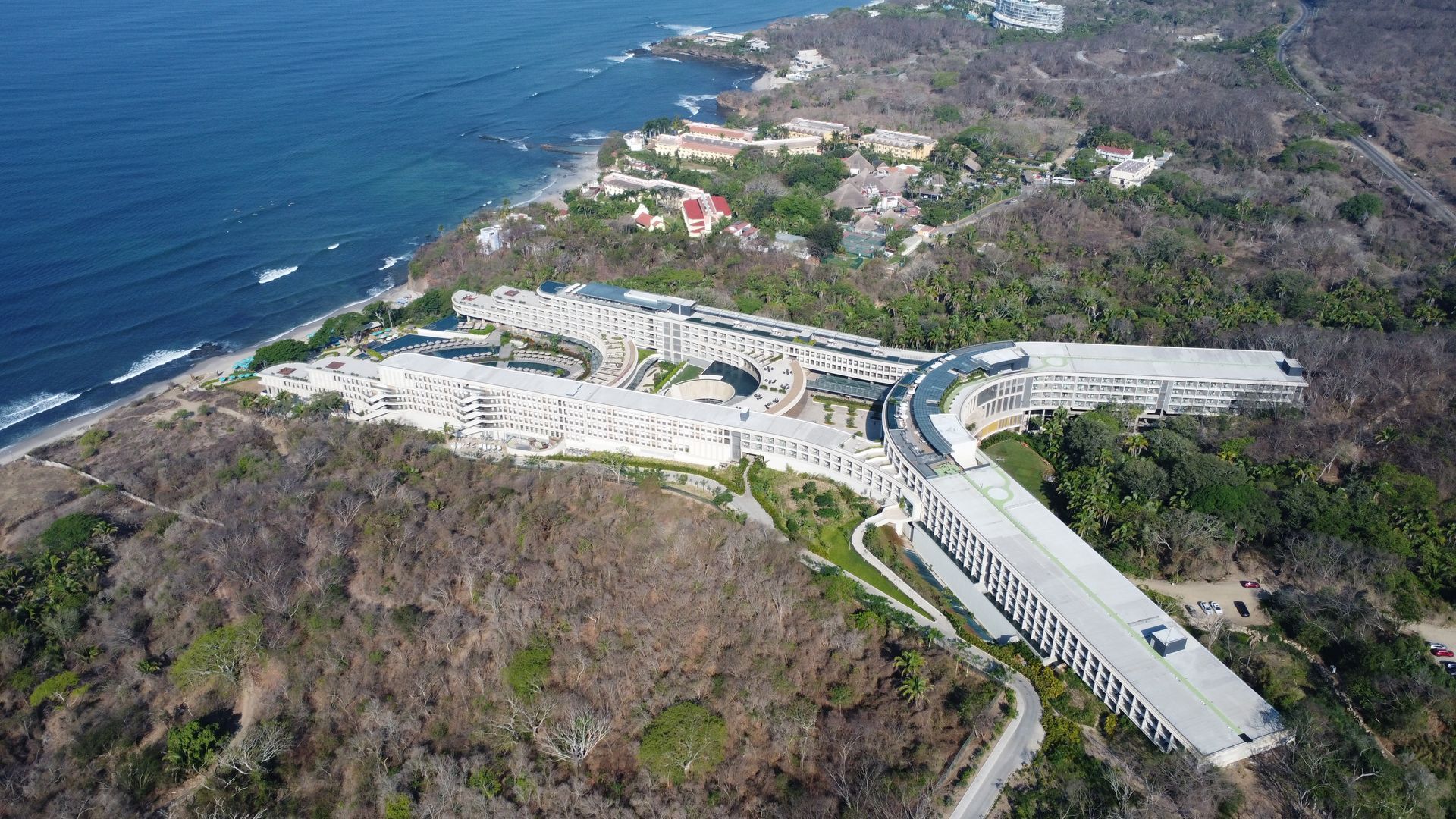 Filmación aérea con dron sobre playas de Puerto Vallarta