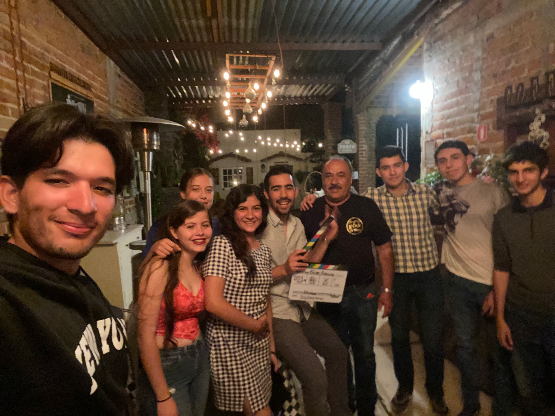 Set de grabación con iluminación cinematográfica para videoclip musical