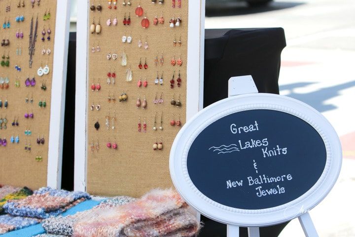 A sign that says great lakes knits on it