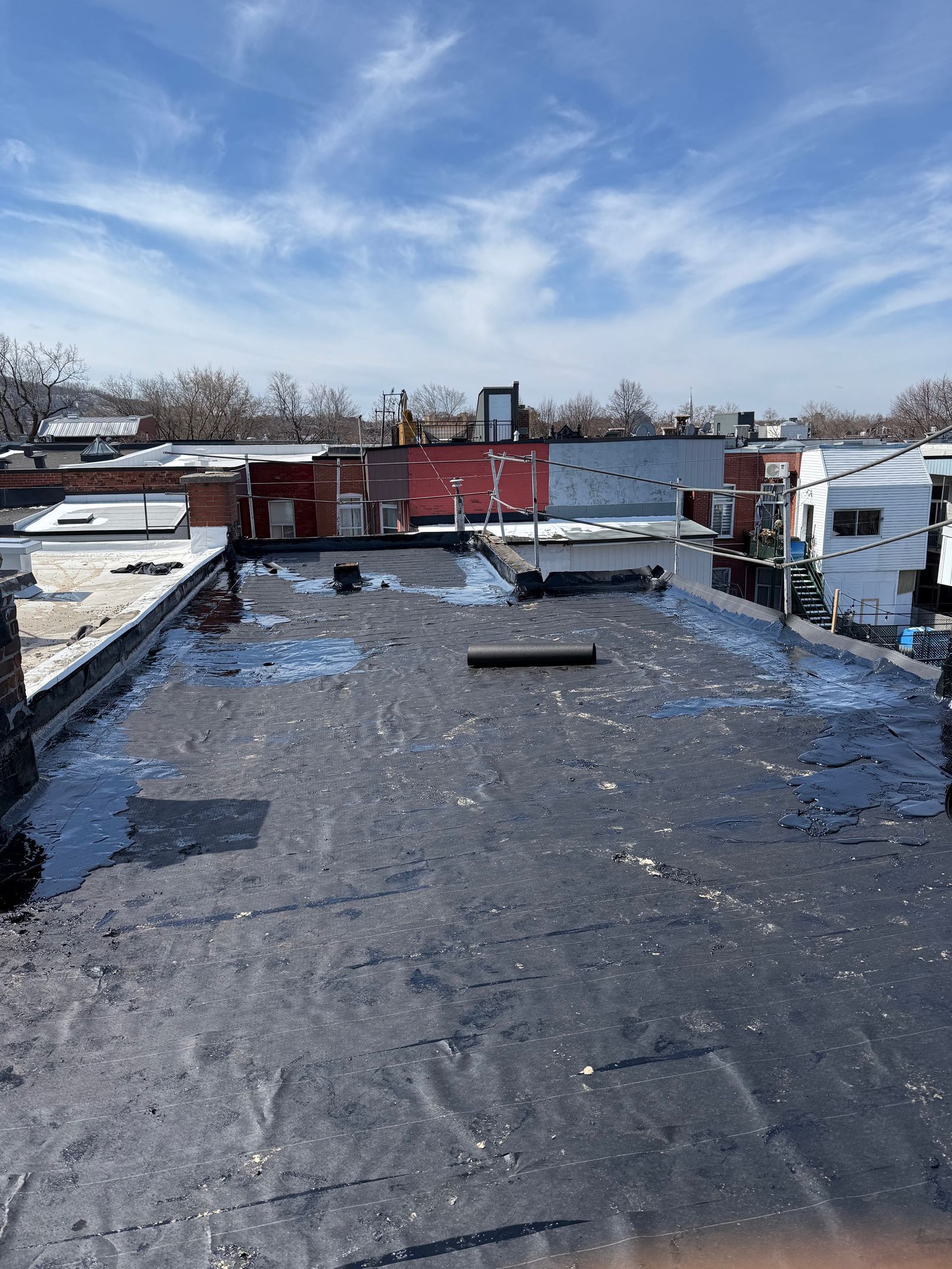 Un toit avec beaucoup d'eau dessus et un ciel bleu en arrière-plan.