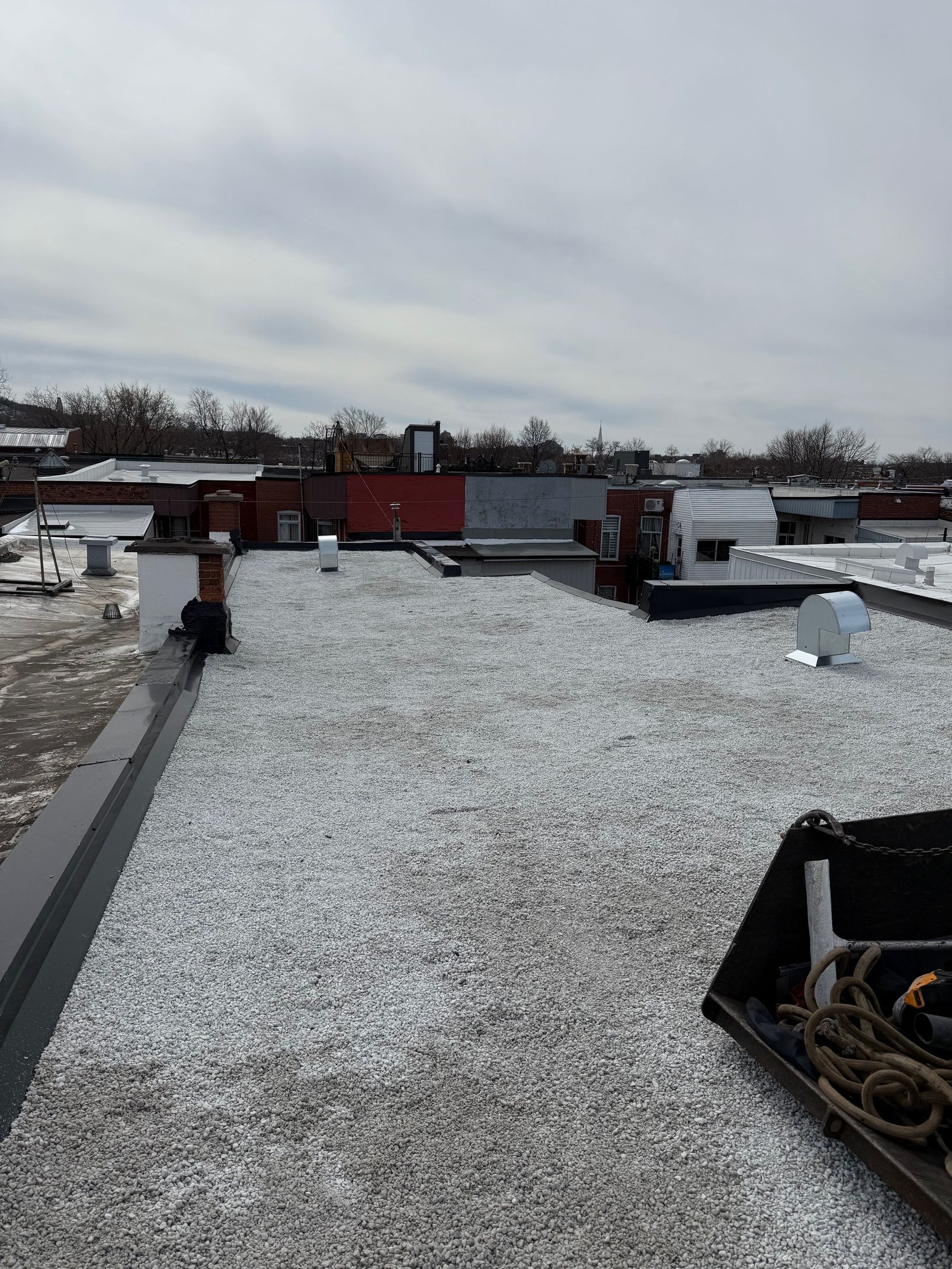Le toit d'un bâtiment avec beaucoup de neige dessus.