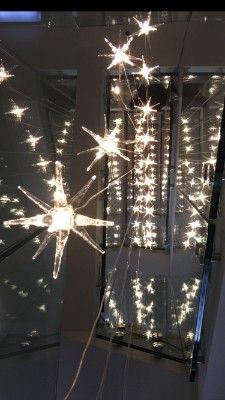 Un escalier avec beaucoup de lumières suspendues au plafond.