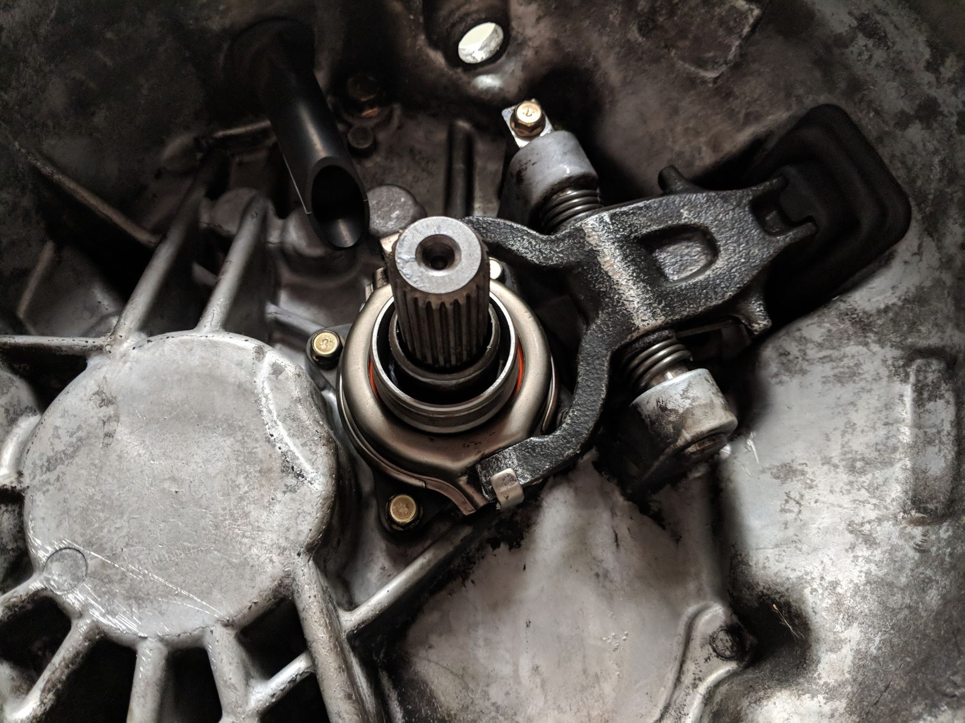 A close up of a gearbox with a shaft in it