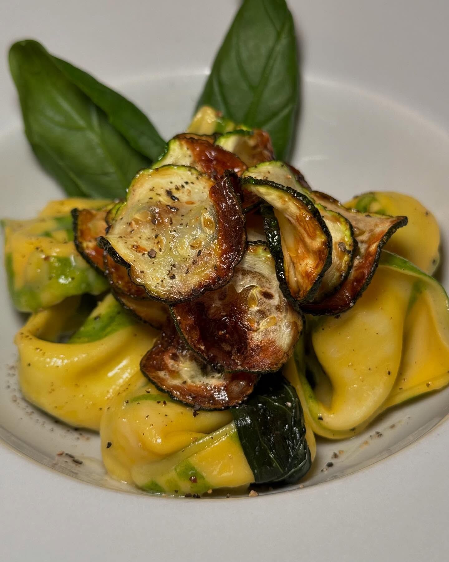 Un primo piano di un piatto di cibo con sopra delle verdure