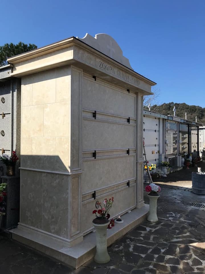 Monumento funebre in pietra