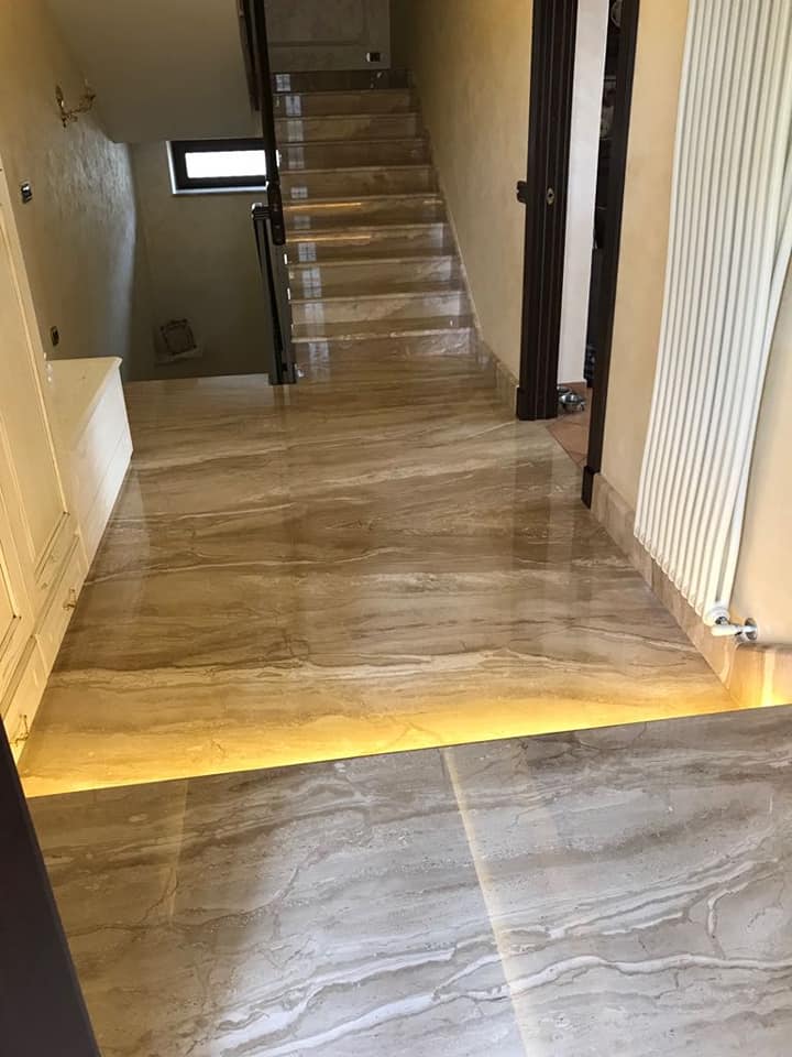 Pavimento e scala interna in marmo