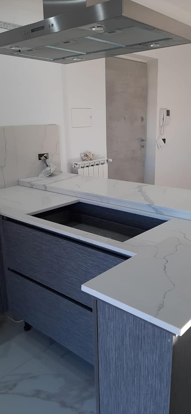 Ripiano bagno in marmo bianco