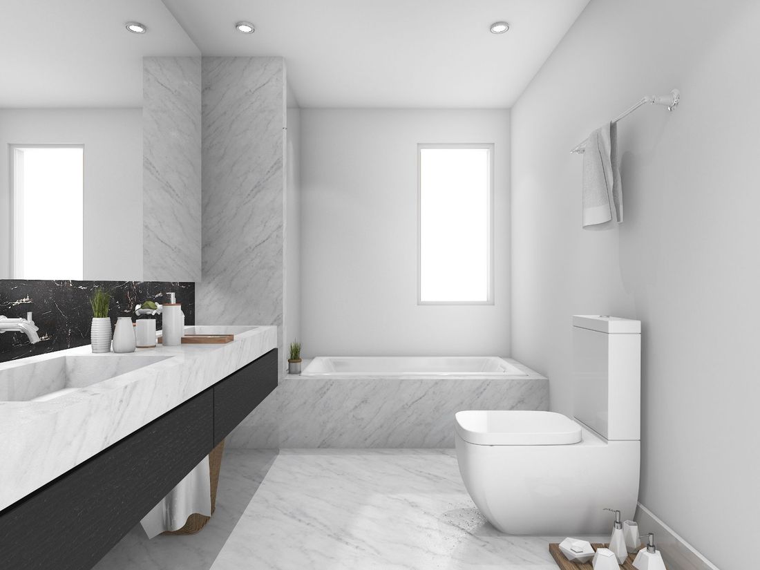Bagno di design con vasca e pavimento in marmo