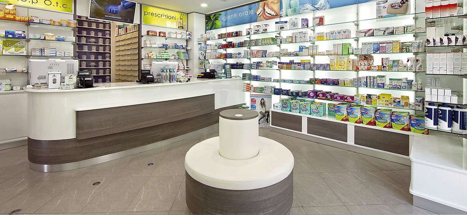 Pavimento in marmo grigio con venature bianche