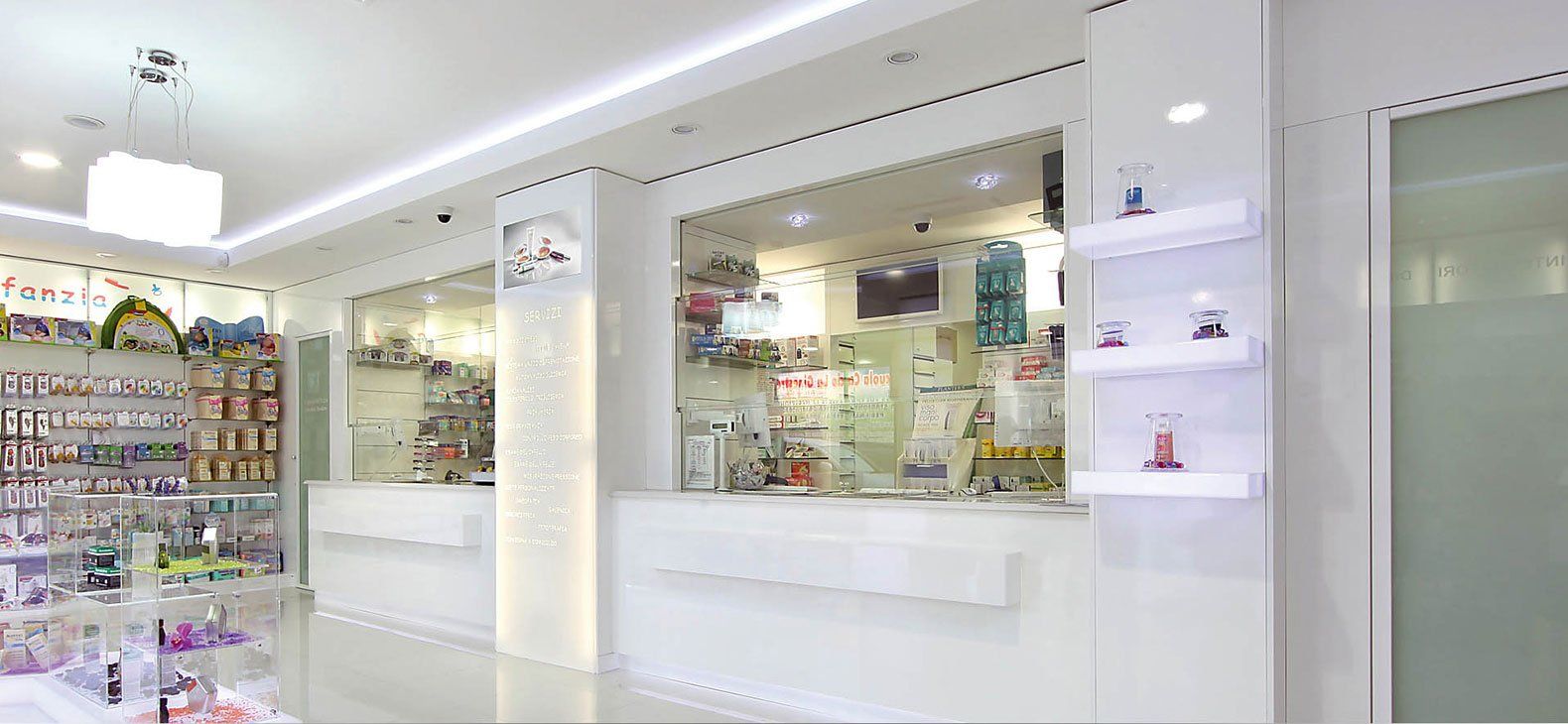 Farmacia con banco e pavimento in marmo bianco lucido