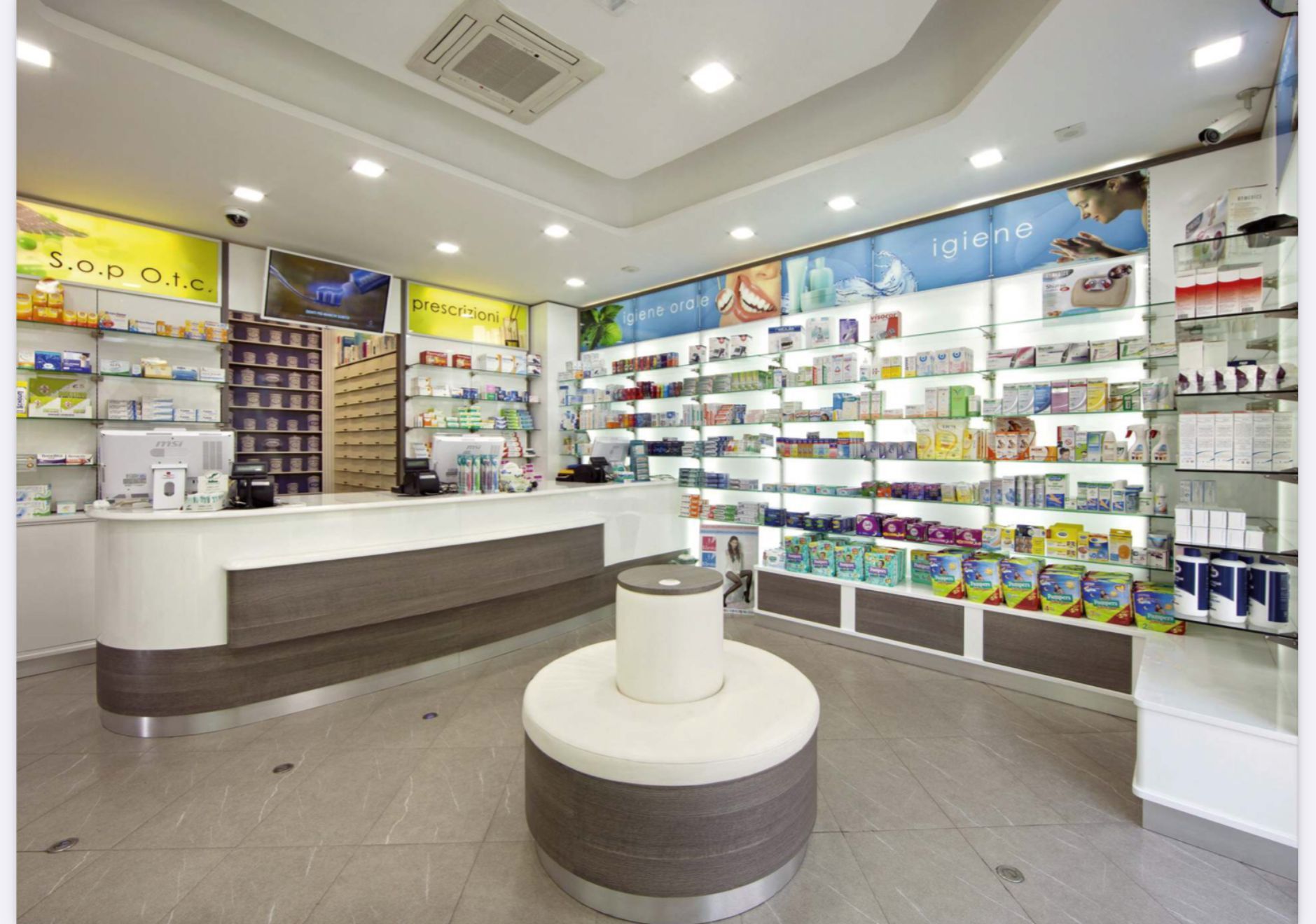 Moderna farmacia con pavimento in marmo grigio