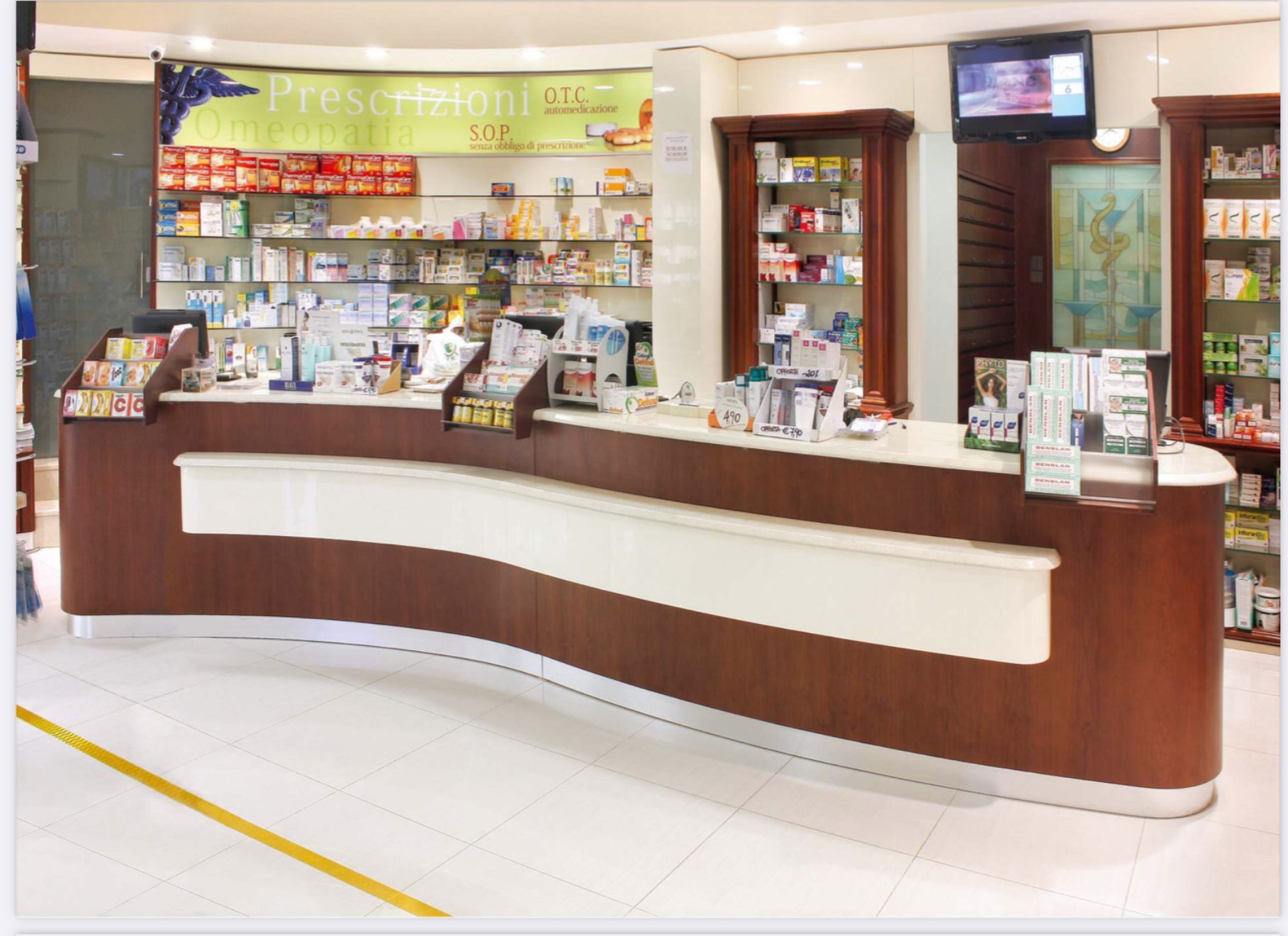 Farmacia con pavimento in pietra