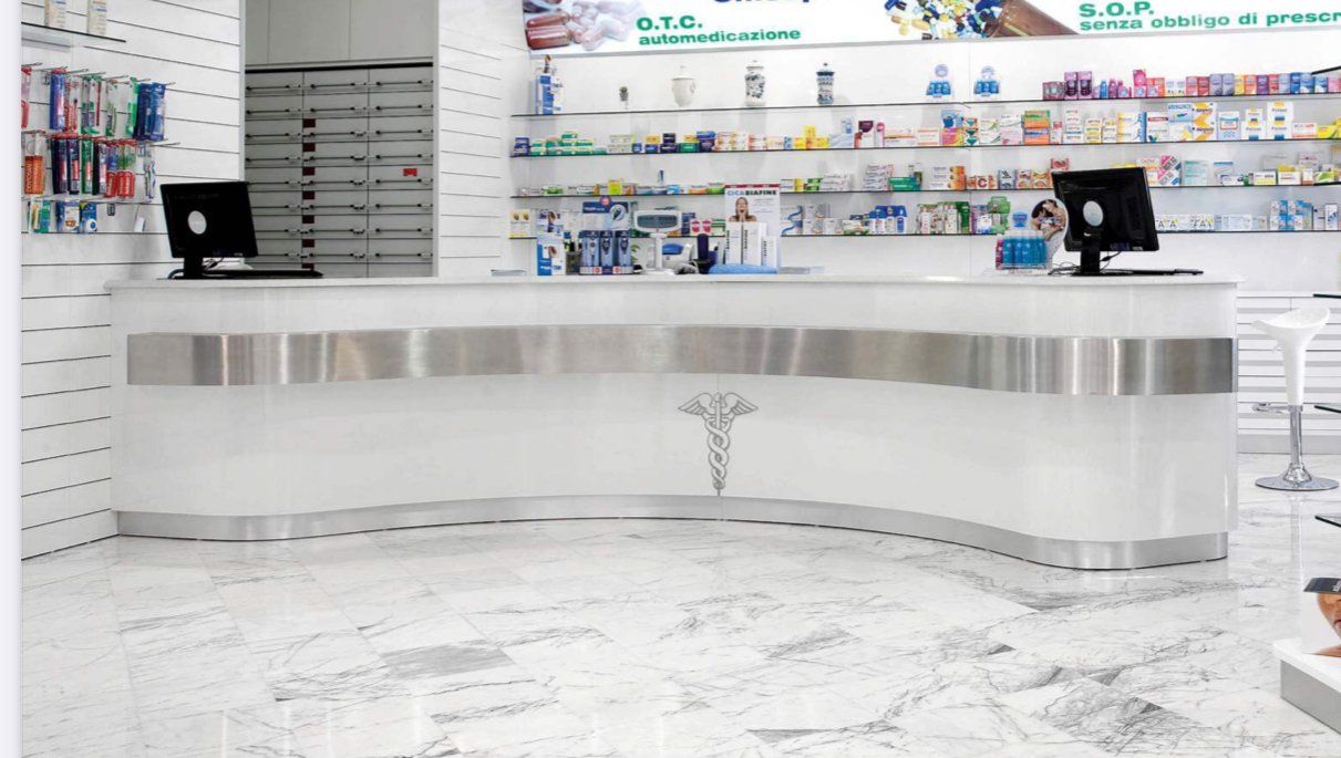 Farmacia con pavimento e banco in marmo