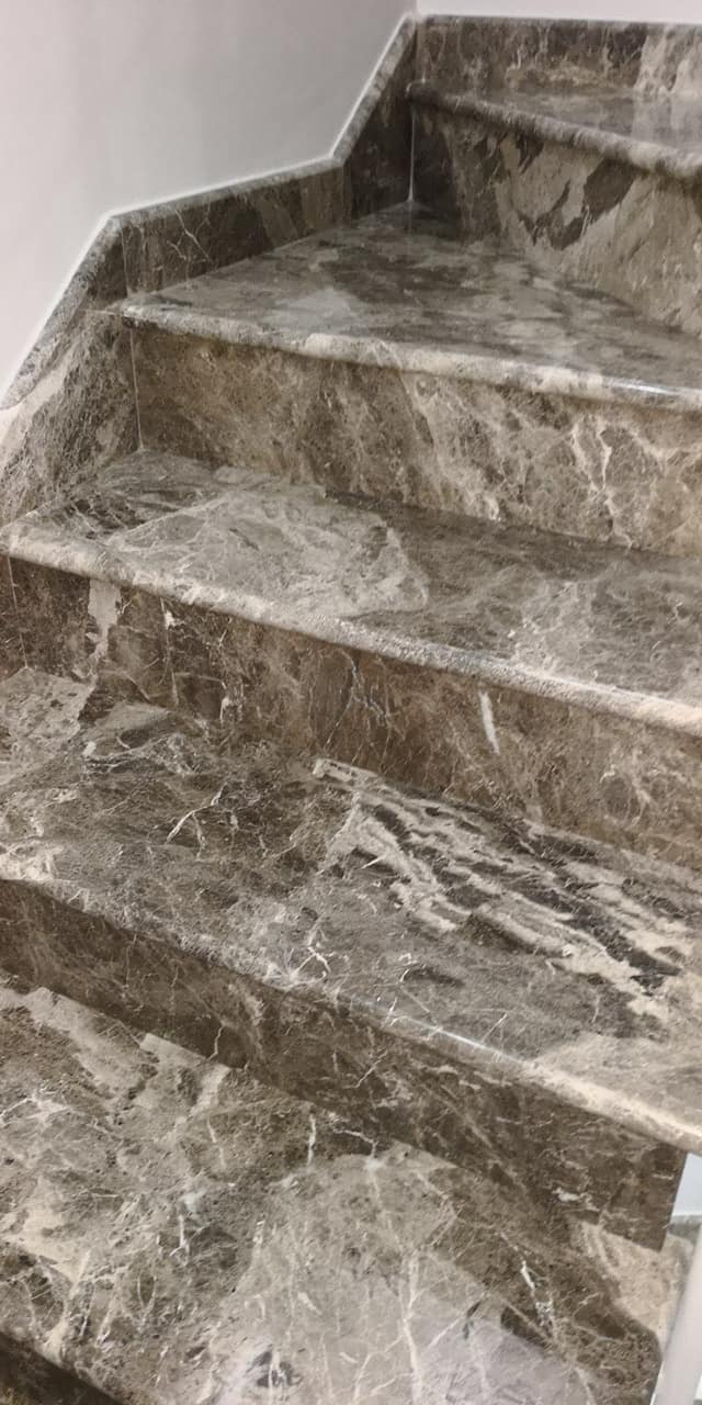 Scala a chiocciola in marmo grigio chiaro