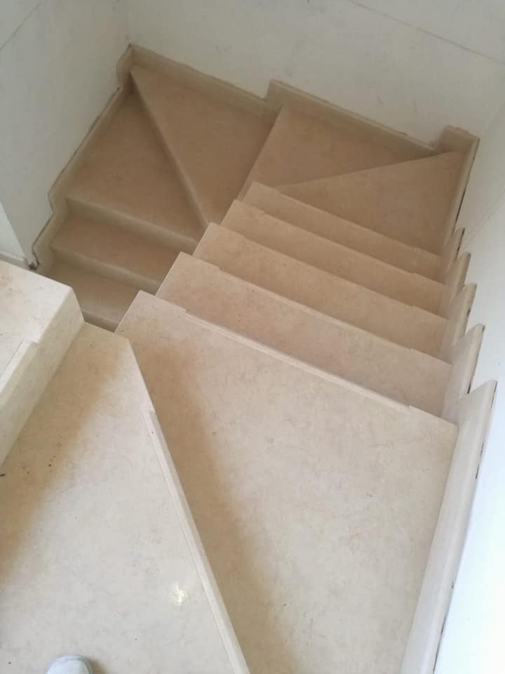 Scala in marmo rosa lucido