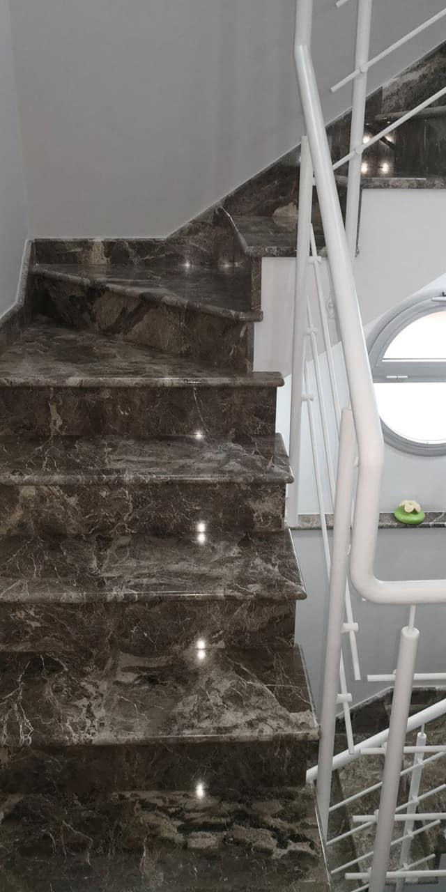 Scala a chiocciola in marmo grigio scuro