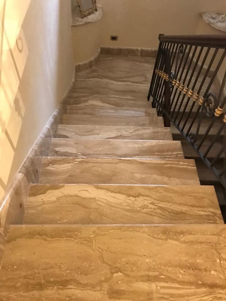 Scala interna in marmo beige