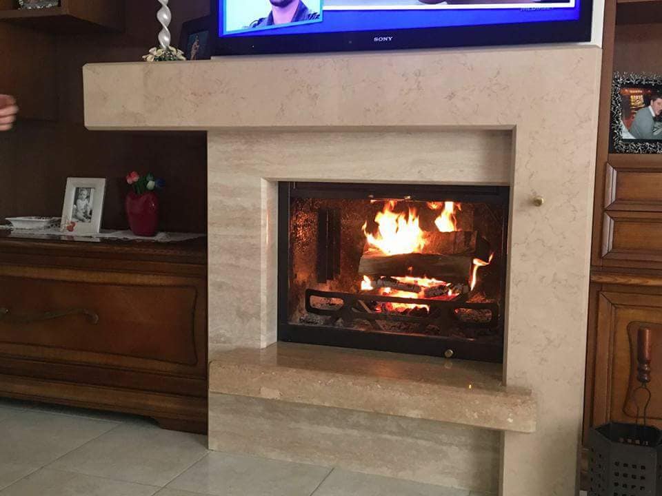 Rivestimento camino in marmo beige