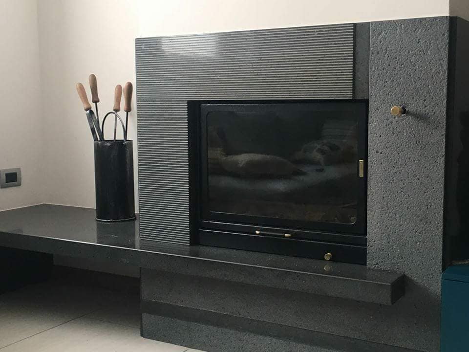 Camino di design in marmo grigio