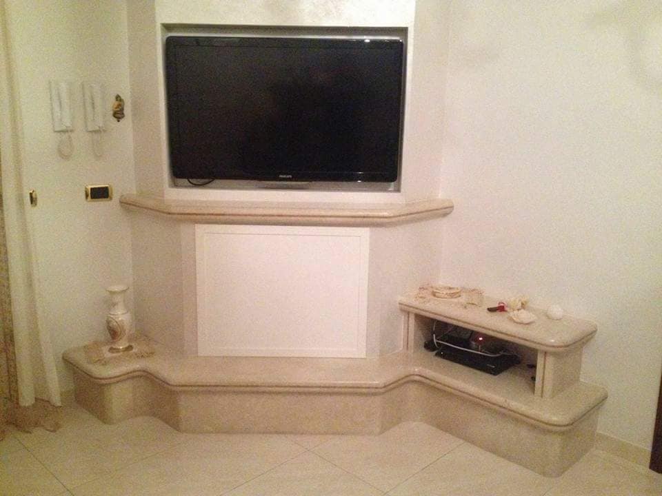 Rivestimento camino in pietra con dettagli in marmo