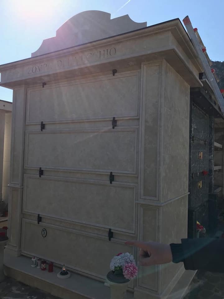 Monumento cimiteriale in granito