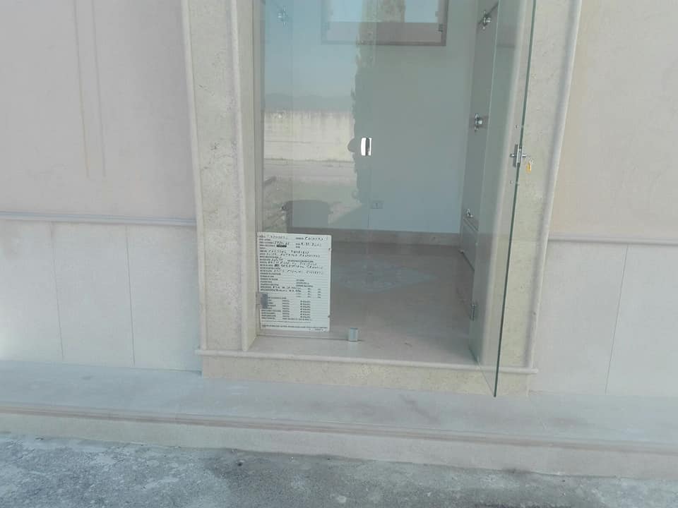 Cappella funebre con cornice d'ingresso in marmo