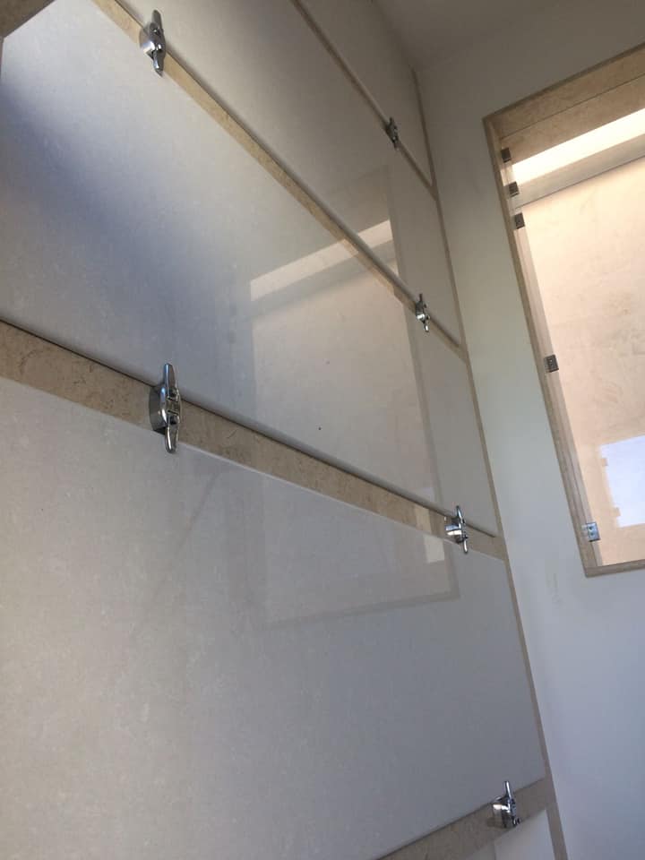 Rivestimenti in marmo per cappella funebre