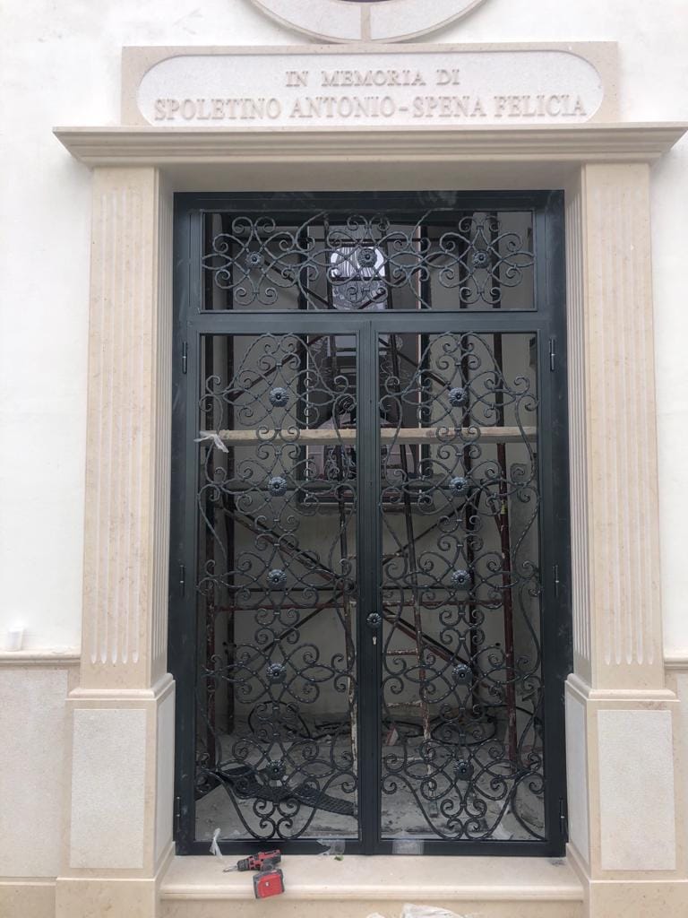 Cappella votiva con colonne in marmo